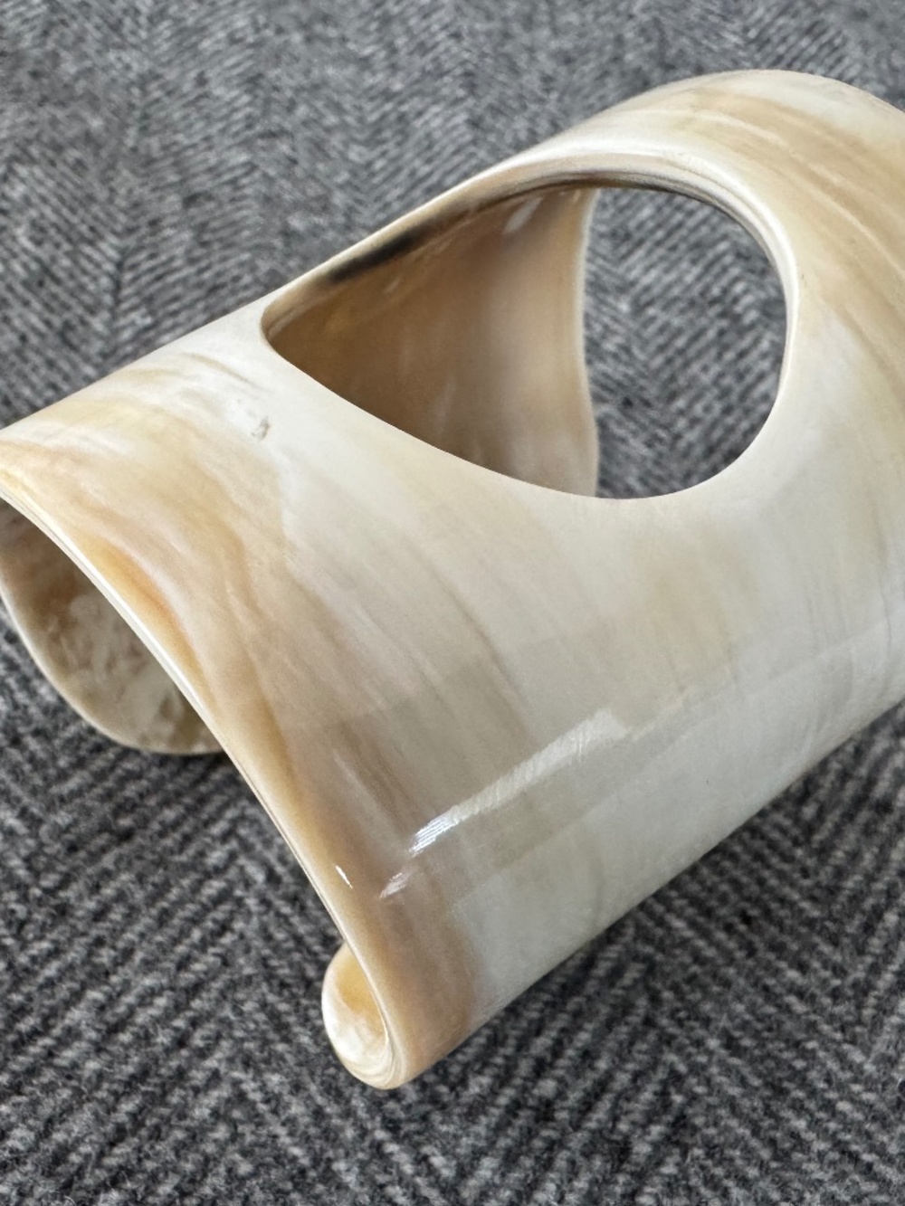 (NWOT) ANKOLE, BUFFALO HORN CUFF IN CREAMY TONES, WITH ARTISTIC ROUND CUTOUT - Picture 5 of 7
